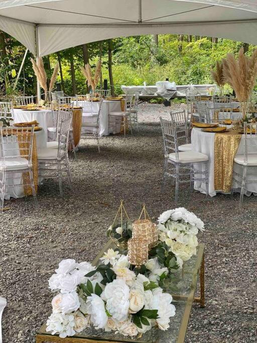 Cozy & Porches For Intimate Weddings Reunions *